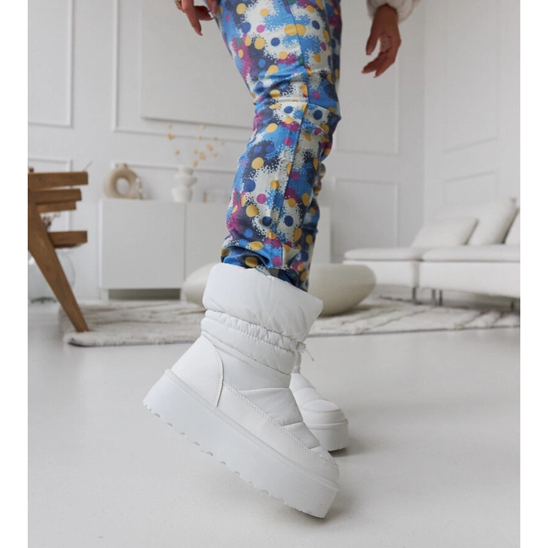 Botas de neve com isolamento branco na plataforma Polk 2