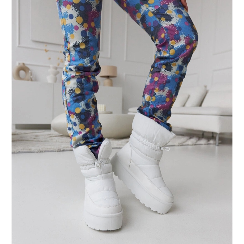 Botas de neve com isolamento branco na plataforma Polk 1