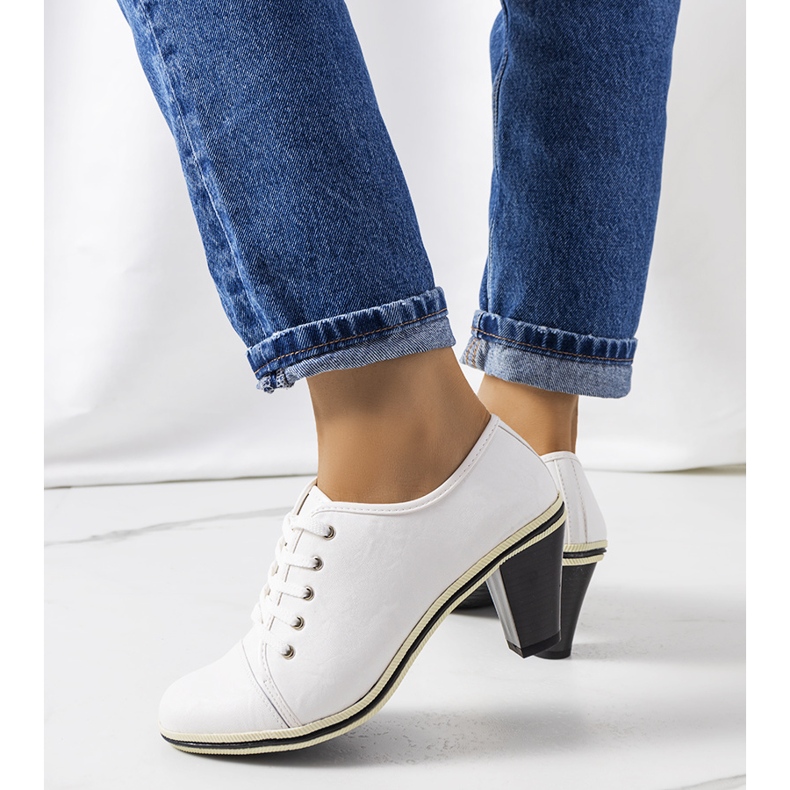 BM Sapatos brancos no poste Filra 2