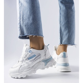 Tênis azul com inserções de opala neon 1 Tênis azul com inserções de opala neon 1