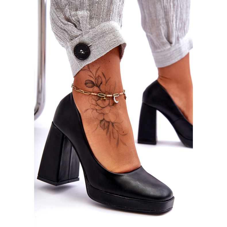 Bombas em saltos maciços pretos 4