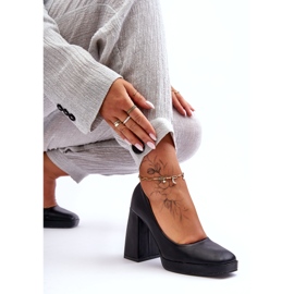 Bombas em saltos maciços pretos 3