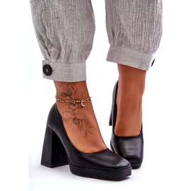 Bombas em saltos maciços pretos 2