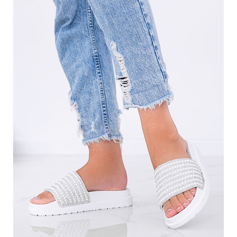 Chinelos brancos ricamente decorados de Trisha 1