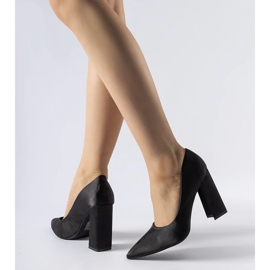 Scarpin preto de cetim com salto alto, Gonzalez. 1