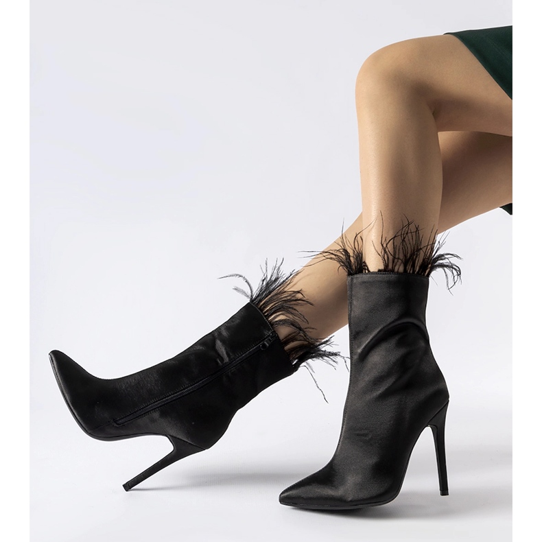 Botins pretos decorados com penas Selvena 1 Botins pretos decorados com penas Selvena 1