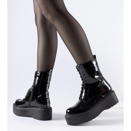 Trabalhadores negros de patentes na plataforma Leos preto 1