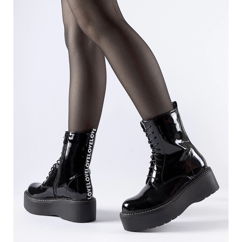 Trabalhadores negros de patentes na plataforma Leos preto 1