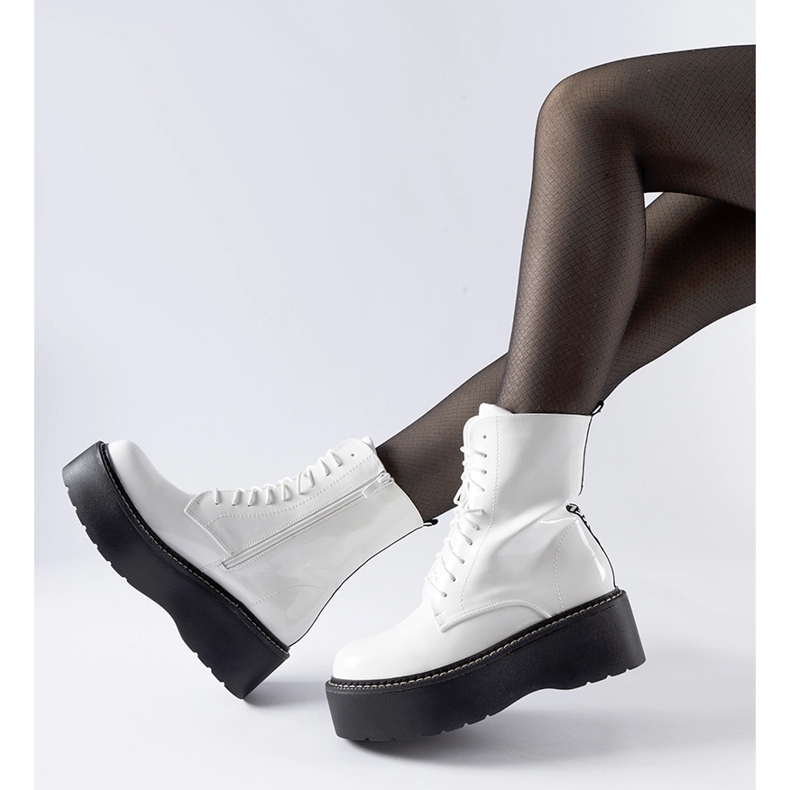 Trabalhadores lacados brancos na plataforma Leos 1