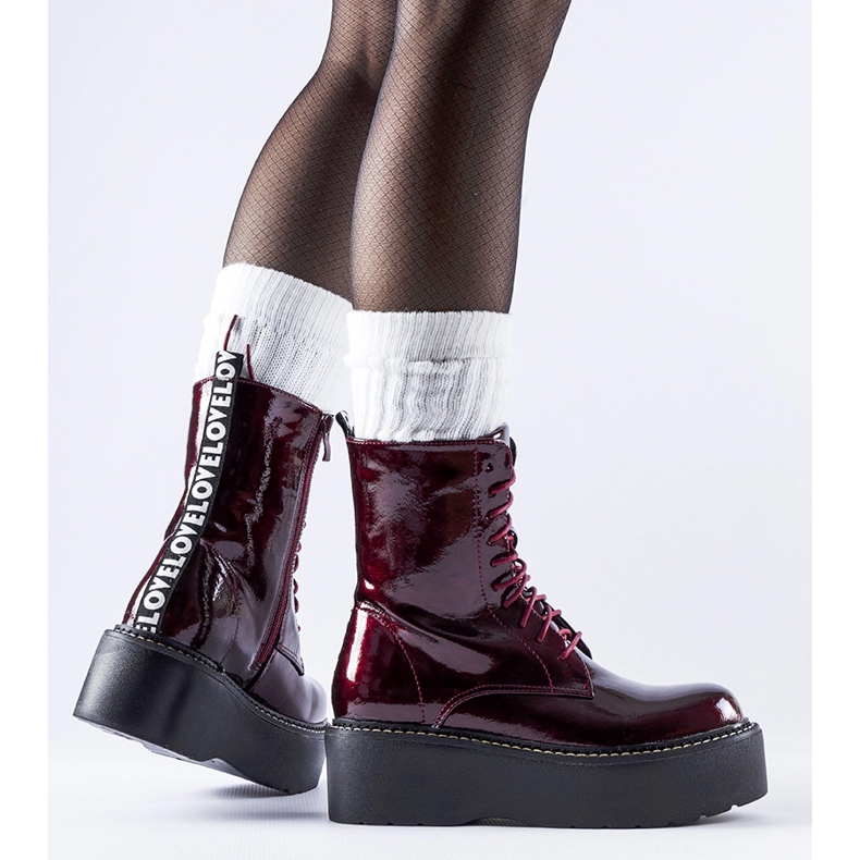 Trabalhadores de patentes da Borgonha na plataforma Leos vermelho 1