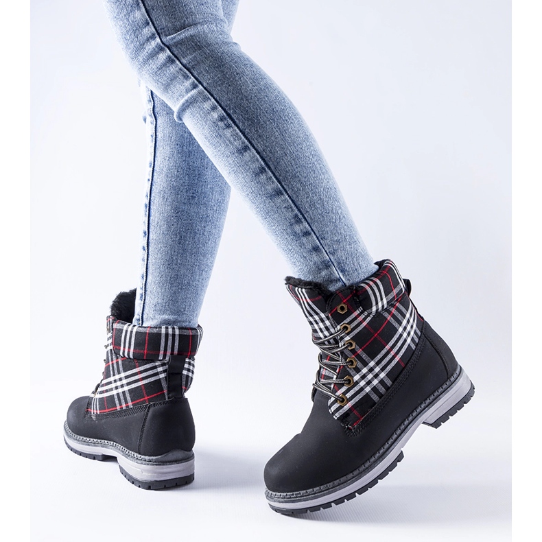 Botas pretas decoradas com xadrez Dino preto 1 Botas pretas decoradas com xadrez Dino preto 1