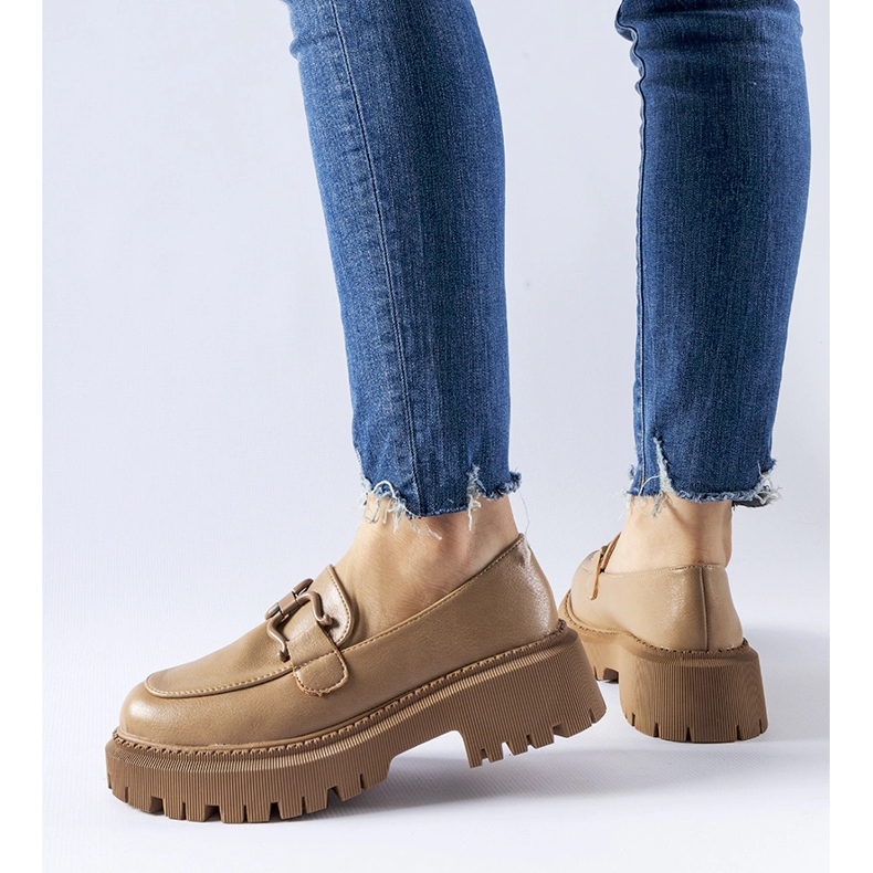 Mocassins bege decorados com fivela Cava 1