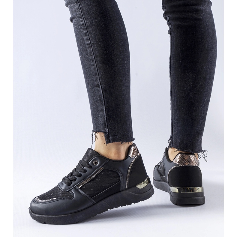 Tênis preto com fio decorativo da Facondo 2