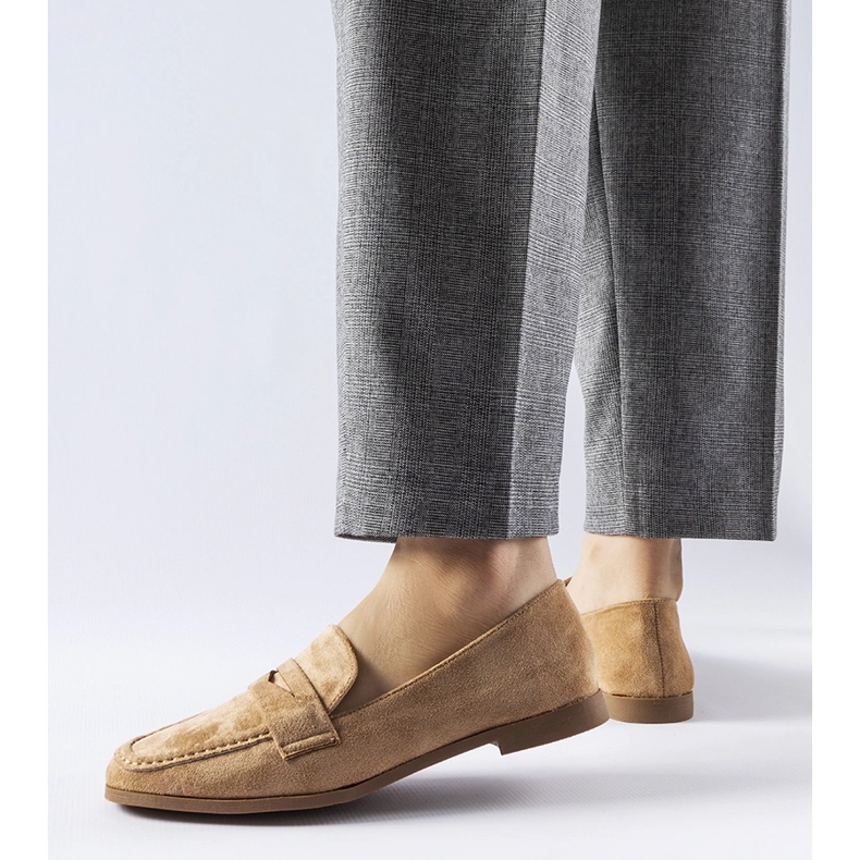 Mocassins bege escuro feitos de camurça ecológica Medford 1