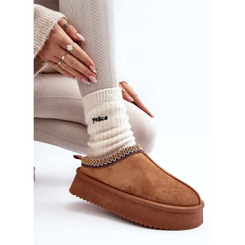 Chinelos com sola grossa em camurça ecológica Camel Sylva marrom 2