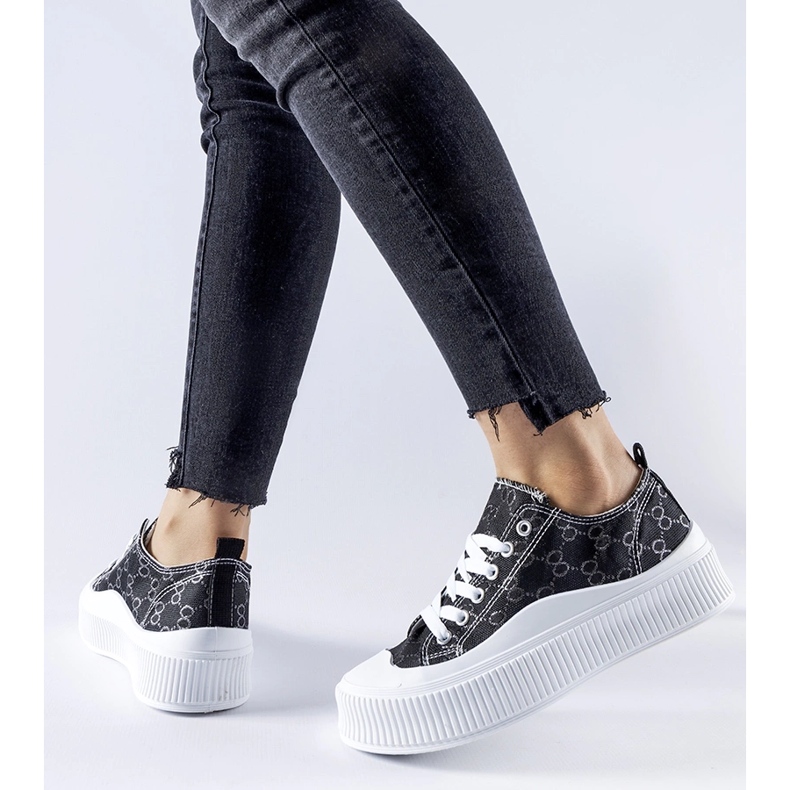 Tênis preto decorado com o monograma Cavi 1