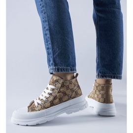 Tênis marrom decorado com o monograma Terenzio bege 1 Tênis marrom decorado com o monograma Terenzio bege 1