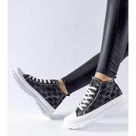 Tênis preto decorado com o monograma Terenzio 1