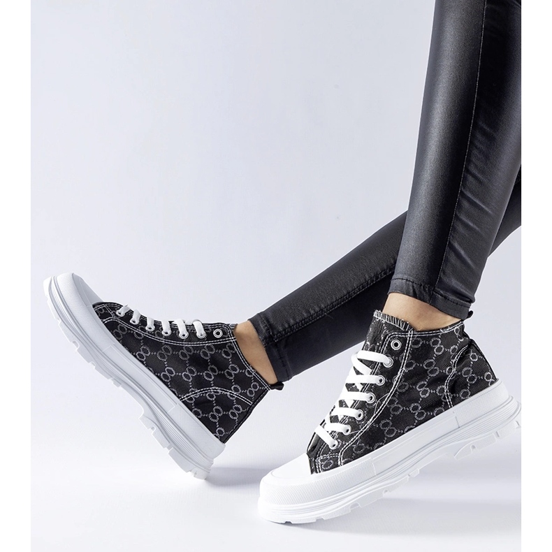 Tênis preto decorado com o monograma Terenzio 1