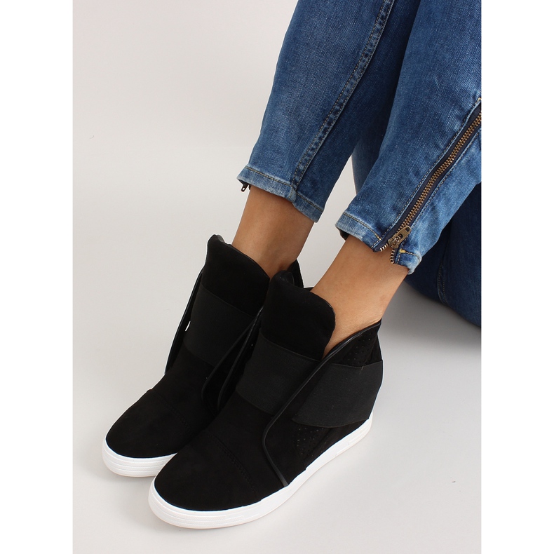 Tênis com elásticos largos pretos 2