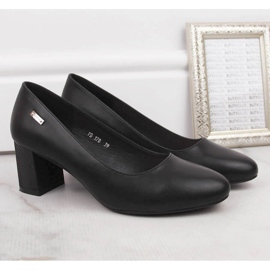 Scarpin preto em poste decorativo de Sergio Leone 2