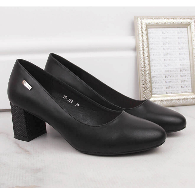 Scarpin preto em poste decorativo de Sergio Leone 2