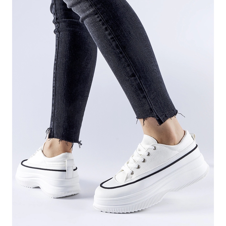 Tênis branco na plataforma Plesio 1