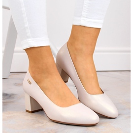 Sapato bege pérola em poste decorativo de Sergio Leone 2