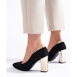 Sapatos de camurça preta no pilar preto 1