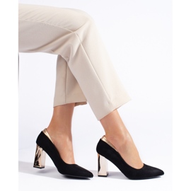 Sapatos de camurça preta no pilar preto 2