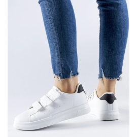 Tênis branco com fecho de velcro da Paré 1