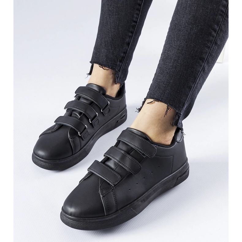 Tênis preto com fecho de velcro da Paré 1