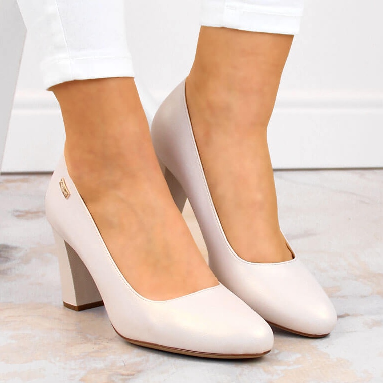 Bomba bege pérola em poste decorativo de Sergio Leone 2