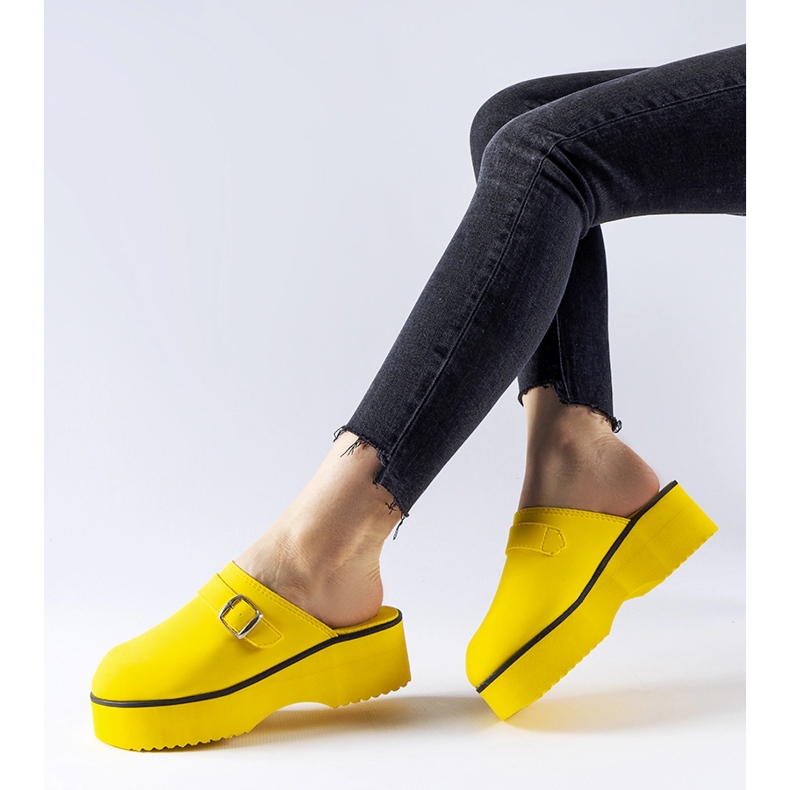 O entupimento amarelo desliza na plataforma Lang 1