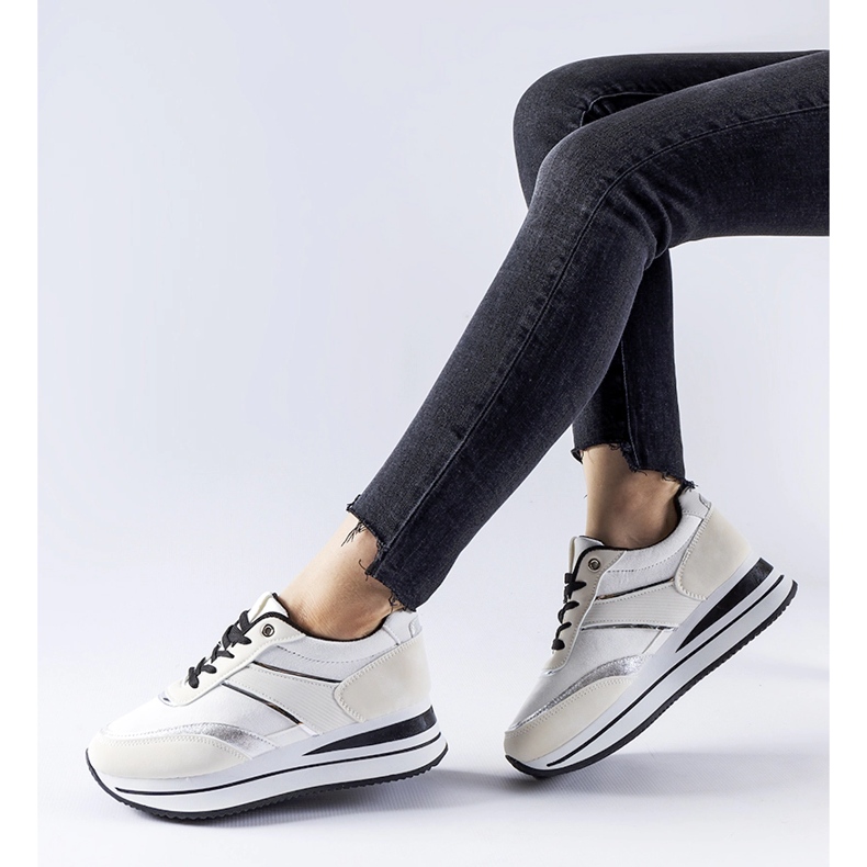 Tênis branco na plataforma Nutter bege 1