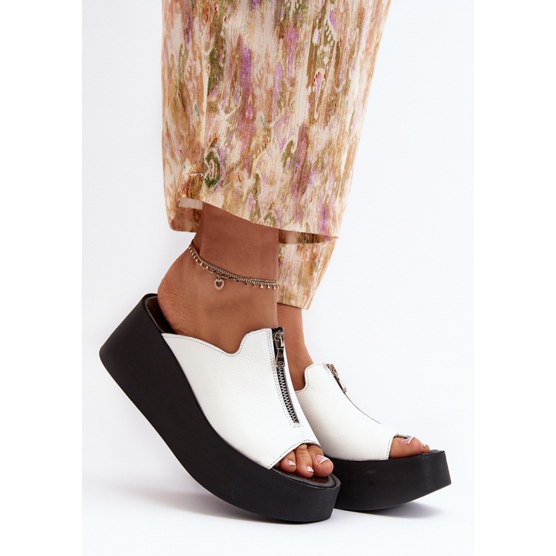 Chinelos femininos Zazoo 2916 em uma plataforma enorme com zíper, branco 2