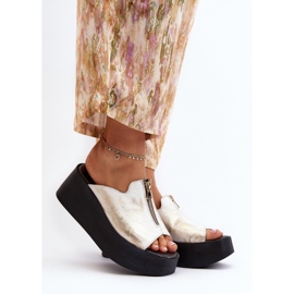 Chinelos femininos Zazoo 2916 em uma plataforma enorme com zíper, dourado 2