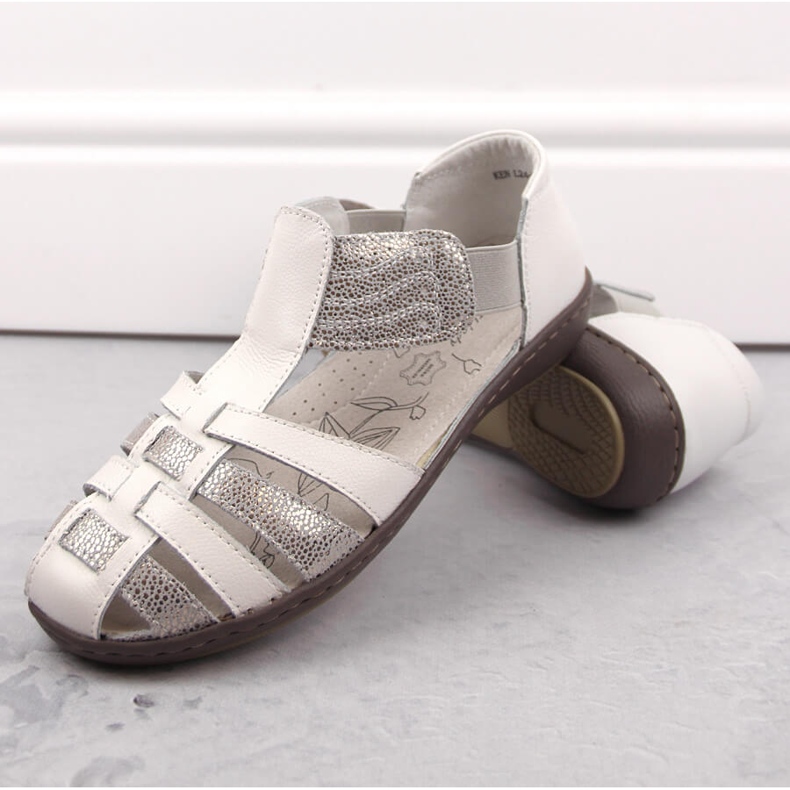 Sandálias femininas fechadas de couro, bege, T.Sokolski 1