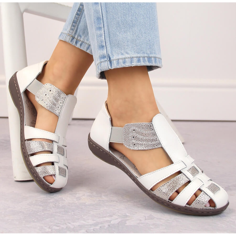 Sandálias femininas fechadas de couro, bege, T.Sokolski 2