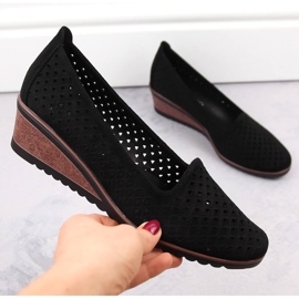 Sapatos femininos de camurça com aberturas, pretos Potocki SZ12306 1