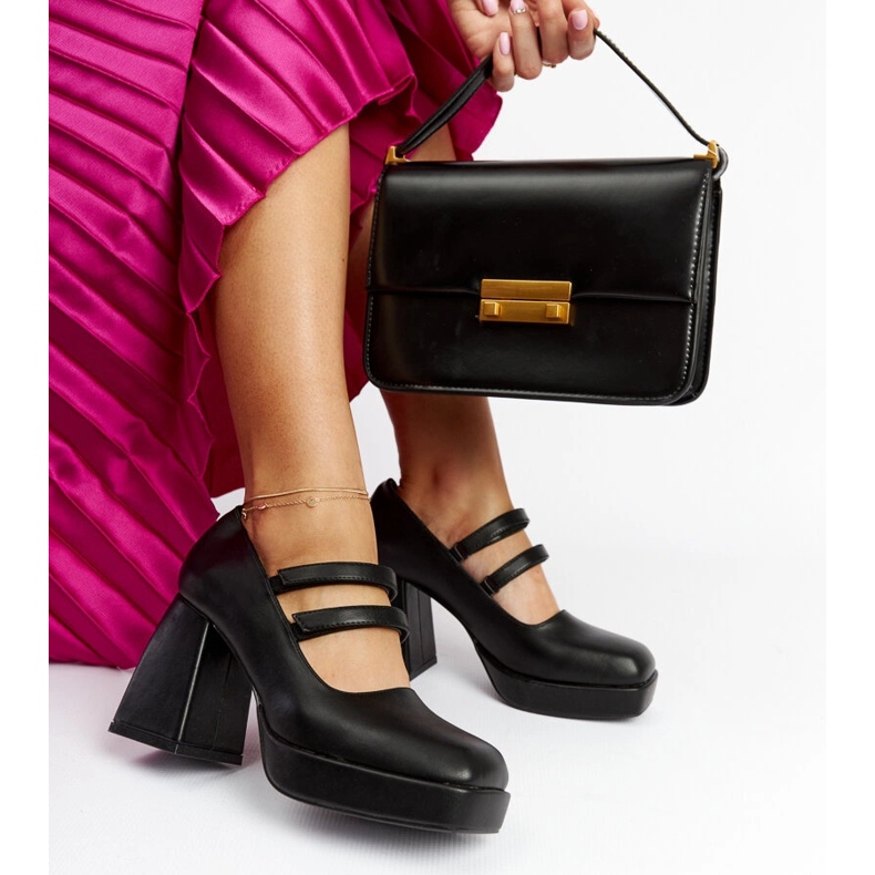 Sapatos pretos Cher com salto bloco enorme 1