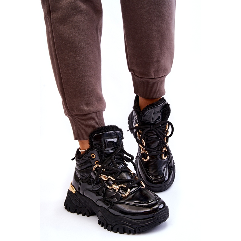 Botas de caminhada de sapatos esportivos isolados femininos com uma corrente dourada preta preto 4