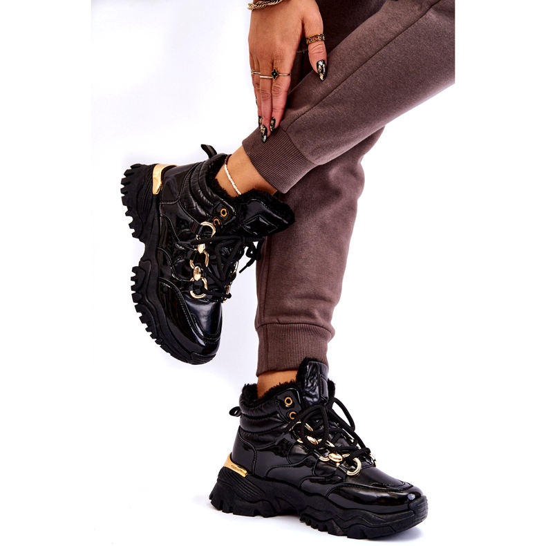 Botas de caminhada de sapatos esportivos isolados femininos com uma corrente dourada preta preto 3