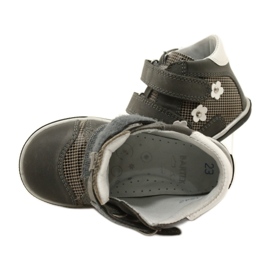 Sapatos de couro feminino com flores brancas 91904 Bartek cinza 6