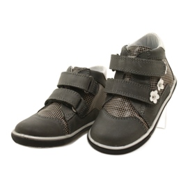 Sapatos de couro feminino com flores brancas 91904 Bartek cinza 3