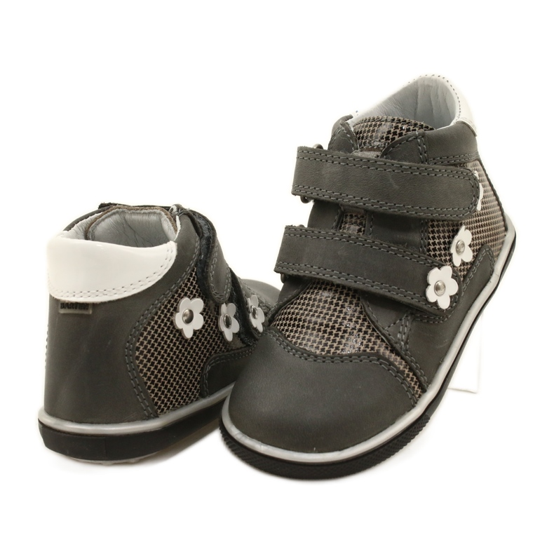 Sapatos de couro feminino com flores brancas 91904 Bartek cinza 4