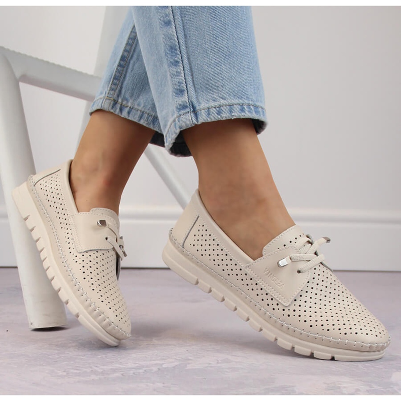 Sapatos femininos de couro perfurado, bege Vinceza 7872 1