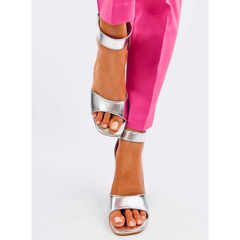 Sandália salto alto Ellen Silver com cinto prata 1