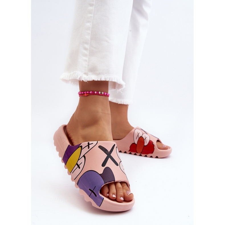 Chinelos de borracha com estampa de monstros rosa 2
