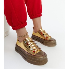 Tênis dourado na plataforma GOE NN2N4055 1